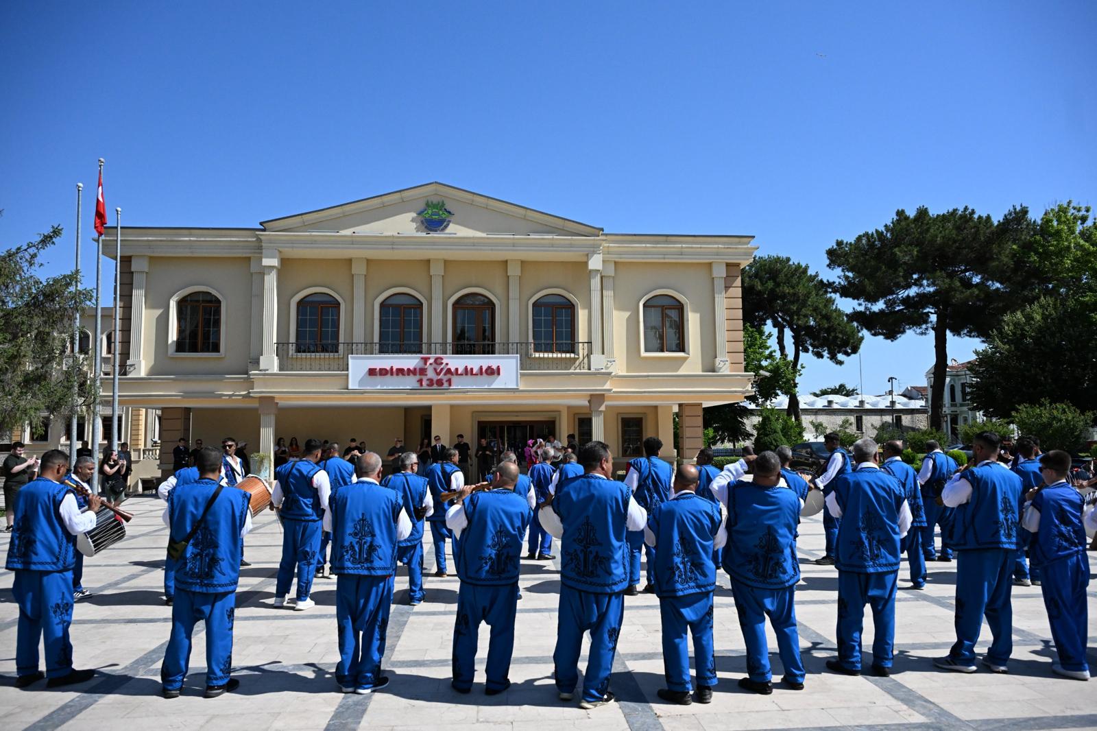 Tarihi Kırkpınar Yağlı Güreşleri'nin simgesi davul ve zurna ekibi, Edirne Valisi Yunus Sezer'i er meydanına davet etti. 